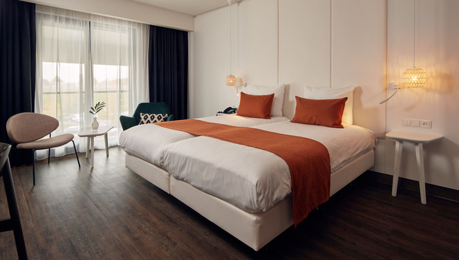 Bed in Comfort Room Hotel Breukelen twin bed pillow mirror lamp