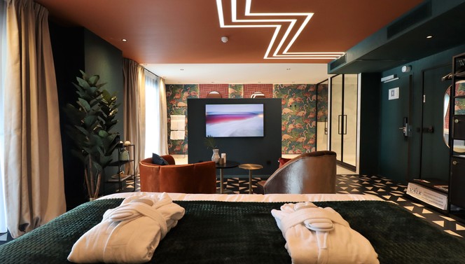 Miami suite overzicht kamer kingsize bed zitje