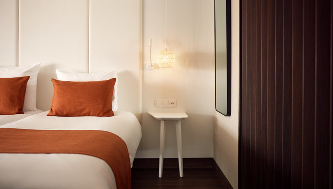 Bed Comfort Kamer Hotel Breukelen twin aparte bedden kussens telefoon spiegel lamp