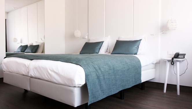 Bed in Comfort Room Hotel Breukelen twin bed pillow mirror lamp
