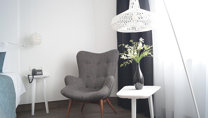 Comfort Room Hotel Breukelen Sitting area chair vase phone lamp curtain